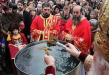 СРПСKИ ВЕРНИЦИ У ЧУДУ: Свештеници „ретроактивно“ свете водицу! Да ли је ово по црквеним правилима?