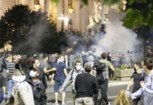 ШТА ОНИ ТРАЖЕ ОВДЕ? УХАПШЕНИ СТРАНЦИ НА ПРОТЕСТИМА У БЕОГРАДУ: Ево одакле су, испитује се њихова улога (ВИДЕО)