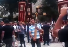 “ИЗДАЈНИЧЕ, ОТПАДНИЧЕ ОД РОДА!“ Бившег полицајца Црне Горе који није хтео да бије свој народ напали службеници полиције Фото: Youtube printscreen