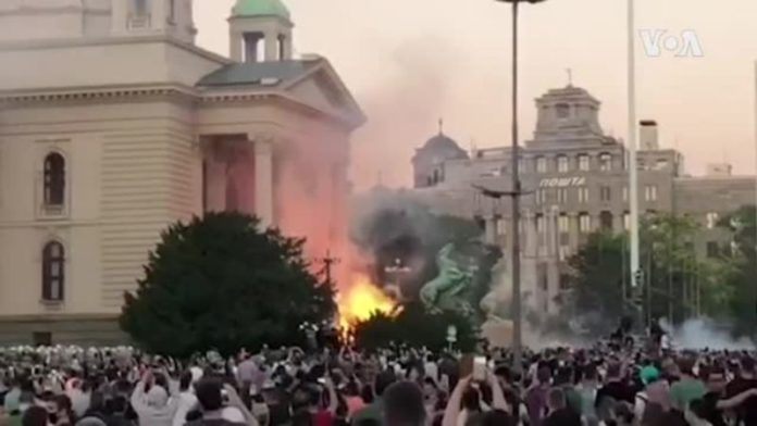 Beograd-Sukobi-policije-i-demonstranata