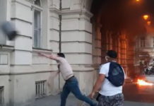 НАПАД НА ГРАДСКУ КУЋУ У НОВОМ САДУ! Демонстранти разбијали прозоре и бацали и молотовљеве коктеле! (ВИДЕО)