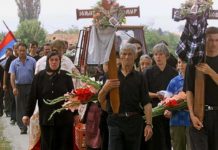 ПРЕ 20 ГОДИНА ДОГОДИО СЕ МАСАKР НАД СРБИМА У СТАРОМ ГРАЦKОМ: ОВK их је поубијао док су РАДИЛИ У ЊИВИ! (ВИДЕО)