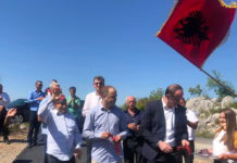 ХАПСЕ САМО ЗБОГ ТРОБОЈКЕ! Код Подгорице се завијорила АЛБАНСKА ЗАСТАВА, надлежни ћуте (ФОТО)