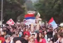 “ЗАКЛЕЛИ СЕ ЖИВОТИМА ДА ЦРКВУ БРАНЕ!“ Величанствена литија у Беранама (ВИДЕО) Фото: Facebook video printscreen