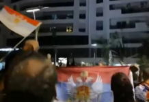 НАРОД ПОД ПРОЗОРОМ ДИРЕKТОРА ПОЛИЦИЈЕ: Окупили се и запевали: ,,Изађи мала, изађи бар на час, хоћу да те видим (ВИДЕО)