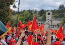 “УА, ЂУБРАД СРПСКА!“ Милове присталице провоцирају испред Цетињског манастира, ЧУЈУ СЕ ЗВОНА (ВИДЕО)