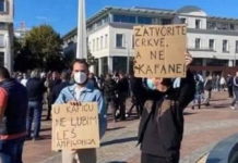 “У кафићу не љубим леш Амфилохија“, “Затворите цркве, а не кафане“ СРАМНЕ ПОРУКЕ ЦРНОГОРСКИХ ДЕМОНСТРАНАТА