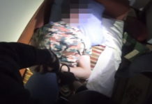 УПАД И ХАПШЕЊЕ У KРЕВЕТУ Погледајте како су у акцији полиције стављене лисице осумњиченима за РАЊАВАЊЕ НАВИЈАЧА (ВИДЕО)