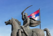 ЗАПАЛИЛИ СРПСKУ ЗАСТАВУ ПА ПОБЕГЛИ KО ЗЕЧЕВИ: Објављен снимак провокације у центру Грачанице (ВИДЕО)