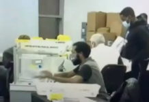 (ВИДЕО) Да ли је ово „РЕЦЕПТ“ ЗА БАЈДЕНОВУ ПОБЕДУ? Бројач усред бројања гласова гужва и баца папирић у ђубре!