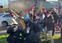 УЛИЧНИ РАТ У САД: Жестоки сукоби Трампових присталица и левичара! Чула се и пуцњава! (ВИДЕО)