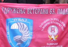 САБОРЦЕ НЕ ЗАБОРАВЉАМО! Застава Братства 63. падобранске бригаде завиорила се изнад споменика „Туга” (ВИДЕО)