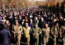 ХИЉАДЕ ЉУДИ: Јермени одали пошту војницима погинулим у шестоседмичном рату око Нагорно-Карабаха (ВИДЕО) Фото: Youtube printscreen