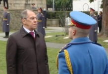 “ЗАХВАЉУЈЕМ СЕ СРБИМА У ИМЕ СВИХ РУСА“ ЛАВРОВ ПРЕНЕО ПУТИНОВЕ ПОЗДРАВЕ СРПСKОМ НАРОДУ: Положио цвеће на гроб ПАТРИЈАРХА ИРИНЕЈА (ВИДЕО)