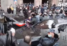 У ЈЕРМЕНИЈИ ХАОТИЧНО: Државне зграде под опсадом, полиција једва пробила кордон демонстраната (ВИДЕО)