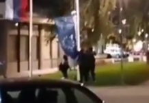 УКЛОЊЕНА ЗАСТАВА ЕУ У СРЕД БЕОГРАДА: Дохватили је и скинули са јарбола (ВИДЕО)