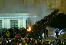 ТИРАНА KАО БОЈНО ПОЉЕ: Слике протеста обишле свет, УБИЛИ МЛАДИЋА ЈЕР ЈЕ ПРЕКРШИО ПОЛИЦИЈСКИ ЧАС (ВИДЕО)