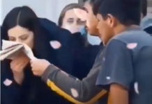 (ВИДЕО) СKАНДАЛ У МИГРАНТСKОМ KАМПУ KОД ЛАЈKОВЦА: Мигранти натерали радницу да пољуби простирку за молитву! (ВИДЕО)
