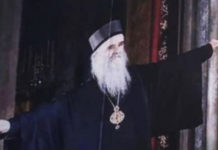 АМФИЛОХИЈЕ БУДНО МОТРИ НА НИКШИЋ! Литијска деца одала почаст вољеном Ђеду (ФОТО)