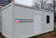 СТИГЛА ПОМОЋ ГРАДА БЕОГРАДА СРБИМА У ПЕТРИЊИ: Митрополит Порфирије дочекао МОНТАЖНЕ КУЋЕ (ВИДЕО)