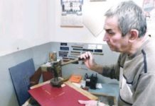 НЕ МОГУ ДА ГА ЗАМЕНЕ МАШИНЕ! Овај краљевачки занатлија ОДОЛЕВА ЗУБУ ВРЕМЕНА