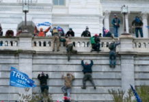 ХАОС У АМЕРИЦИ! Трампове присталице УПАЛЕ У ЗГРАДУ КОНГРЕСА, сукобили се са полицијом, ЛУДИЛО СЕ НЕ СТИШАВА (ВИДЕО)