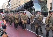 АНТИФА И АНАРХИСТИ ИНИЦИРАЛИ УПАД У КОНГРЕС! Барикаде и хиљаде војника на улицама Вашингтона (ВИДЕО)