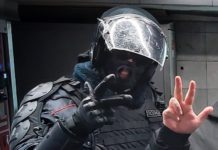 ВОЂА СРПСКИХ ДЕСНИЧАРА СТАО УЗ ПОЛИЦИЈУ НА ПРОТЕСТИМА У РУСИЈИ: Бранимо Путина и уставни поредак! (ВИДЕО)