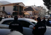 ДРАМА У ЦРНОЈ ГОРИ: Албанци блокирали путеве, стигла полиција! (ВИДЕО)