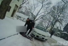 БРУТАЛНИ СНИМАК ДИГАО АМЕРИКУ НА НОГЕ: Деветогодишња девојчица звала оца, полиција је прскала бибер спрејом (ВИДЕО)