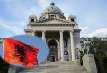 ШИПТАРИ ПРОВОЦИРАЛИ ИСПРЕД СКУПШТИНЕ! Полиција ОДМАХ реаговала!