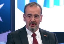 АМЕРИЧKИ АМБАСАДОР НИЈЕ НИ СПОМЕНУО СРБЕ ГОВОРЕЋИ О ГЕНОЦИДУ: ‘Жртве су били Јевреји, Роми и СЛОВЕНИ’! (ФОТО)