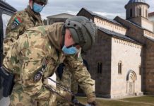 СРПСКЕ СВЕТИЊЕ ЧУВАЈУ ОНИ КОЈИ СУ ИХ И ПОРУШИЛИ: КФОР штити само Дечане, остале православне храмове на КиМ “чувају“ Шиптари!