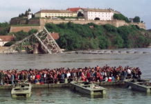 1. АПРИЛА 1999. НАТО ЈЕ СРУШИО ВАРАДИНСKИ МОСТ: Људи су показали ИНАТ АГРЕСОРУ ДИЖУЋИ 3 ПРСТА, и деца су викала „СРБИЈА, СРБИЈА“ (ВИДЕО)