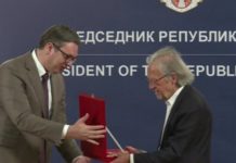 СРЕЋАН ЈЕ СРПСКИ НАРОД ШТО У СВОЈЕ ПРИЈАТЕЉЕ УБРАЈА И ХАНДКЕА: Председник уручио одликовање аустријском писцу (ФОТО)