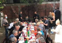 Фотографија која је ОДУШЕВИЛА Србију: Патријарх Порфирије за трпезом са бескућницима (ФОТО)