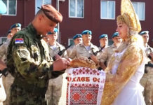 ПОГАЧА И СО ЗА БРАЋУ: Погледајте како је српска војска дочекана у Русији! (ВИДЕО) Фото: Youtube printscreen