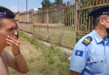 ШИПТАРИ ПОНОВО ПРОВОЦИРАЈУ – МЛАДИЋУ ОДУЗЕТА МАЈИЦА ЈЕР НА ЊОЈ ПИШЕ СРБИЈА: Срамни акт полиције на Kосову (ВИДЕО)
