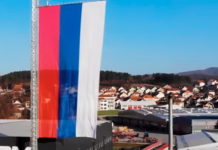 БАРЈАК КАО ЧЕТВОРОСПРАТНИЦА: Испод Ртња постављена НАЈВЕЋА СРПСКА ЗАСТАВА