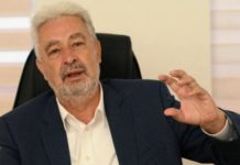 КРИВОКАПИЋ ПРИЧА О ИЗДАЈИ, А НЕ ГЛЕДА НА СЕБЕ
