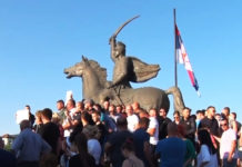 “СА ВЕРОМ У БОГА ДО СЛОБОДЕ!“ Народ се окупио у Грачаници због ухапшеног Риста Јовановића (ВИДЕО) Фото: Youtube printscreen