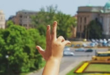“НЕ ДАЈТЕ ДА НИКО УЗМЕ ОНО ШТО ПРИПАДА НАМА!“ Погледајте децу из Грачанице угошћену у Старом двору из новог угла (ВИДЕО)