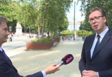 “ДОБАР ДАН!“ Србин прекинуо интервју председника Србије у Бриселу, несвакидашња сцена (ВИДЕО)