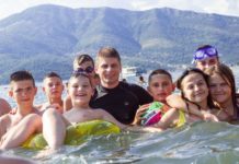 ДЕЦА СА КОСОВА ПРВИ ПУТ НА МОРУ: Арно Гујон организовао летовање у Црној Гори за 42 малишана из енклава!