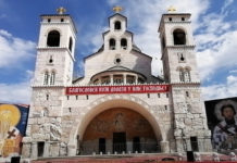 БЛАГОСЛОВЕН КОЈИ ДОЛАЗИ У ИМЕ ГОСПОДЊЕ! Погледајте припреме пред долазак патријарха српског Порфирија у Подгорицу (ВИДЕО) Фото: Youtube printscreen