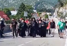 КОМ ЛИ СЕ БОГУ МОЛЕ? Мирашеви распопи уз хулигане који праве хаос на Цетињу! (ВИДЕО) Фото: Youtube printscreen