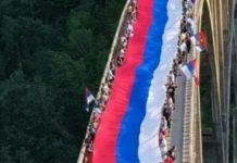 ВЕЛИЧАНСТВЕН ПРИЗОР У ЦРНОЈ ГОРИ: Српска застава вијорила се дуж целе Ђурђевића Таре! (ФОТО)
