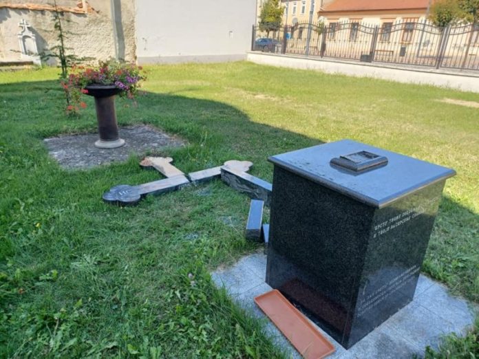 polomljeni-krst-u-Požegi