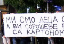 “МИ СМО ДЕЦА ОВОГ КРАЈА, А ВИ СОРОШЕВЕ БАБЕ СА КАРТОНОМ ЈАЈА!“ Окупљени у циљу одбране мурала у Његошевој улици развили транспарент са јасном поруком (ФОТО)