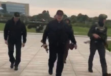 АУТОМАТСКА ПУШКА АЛЕКСАНДРА ЛУКАШЕНКА ПОСТАЛА ЕКСПОНАТ У ПРЕДСЕДНИЧКОЈ ПАЛАТИ (ФОТО)